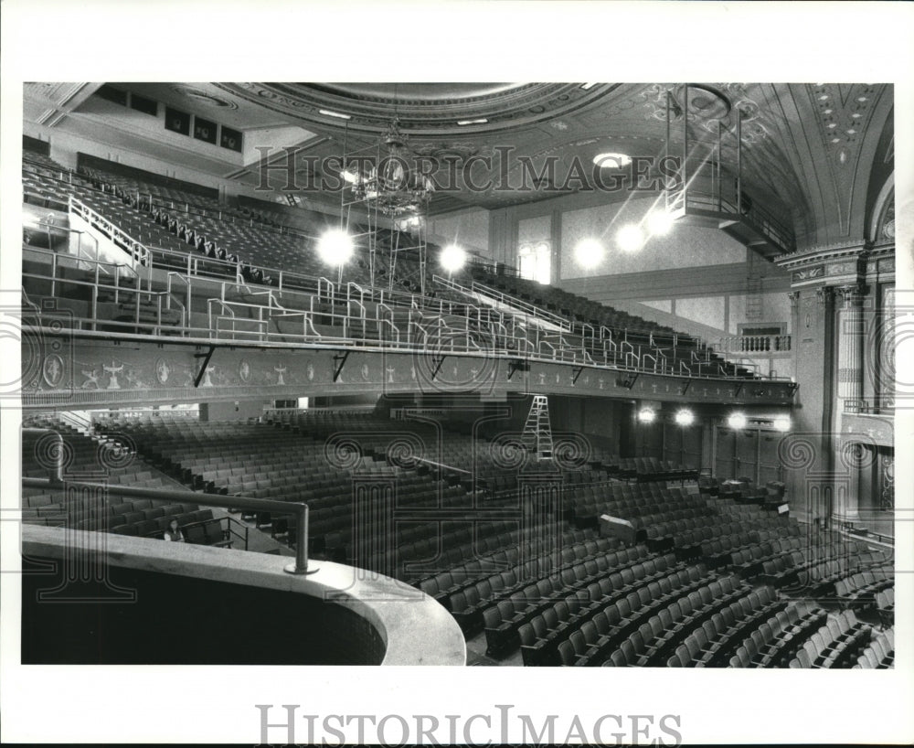 1984 Press Photo Remodeled State Theater showing new boxes in the balcony - Historic Images