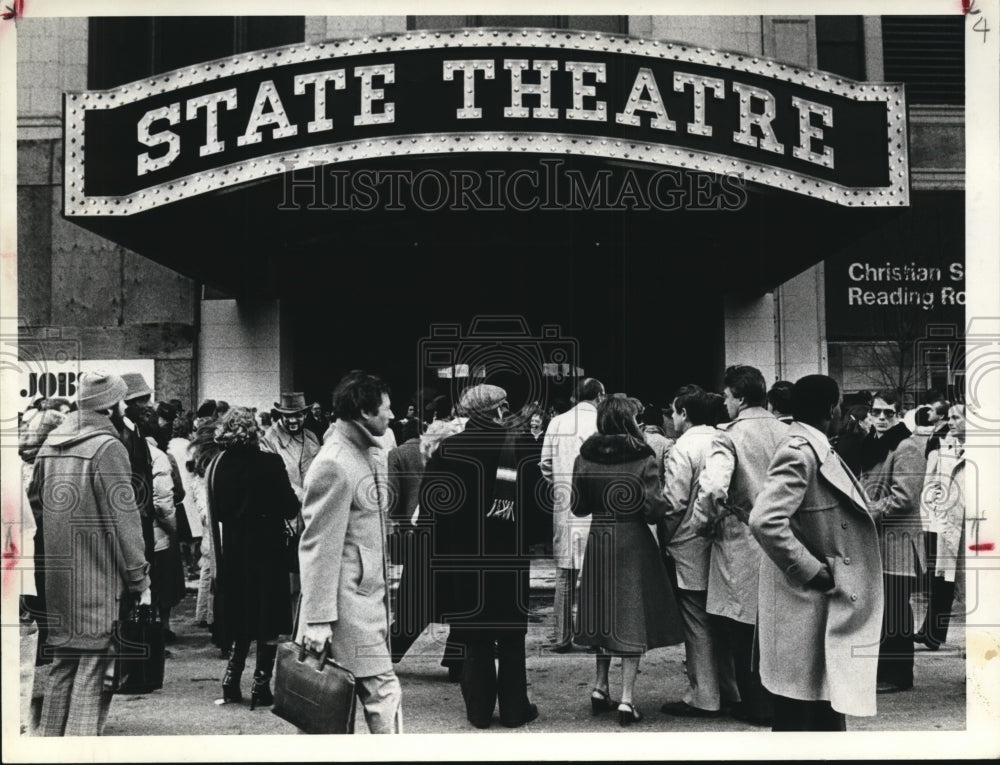 1980 Press Photo Crowd line up at the State Theater - Historic Images