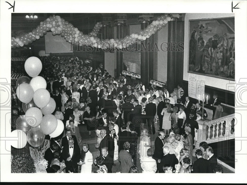 1984 Press Photo Lobby reception at State Theater on opening night - Historic Images