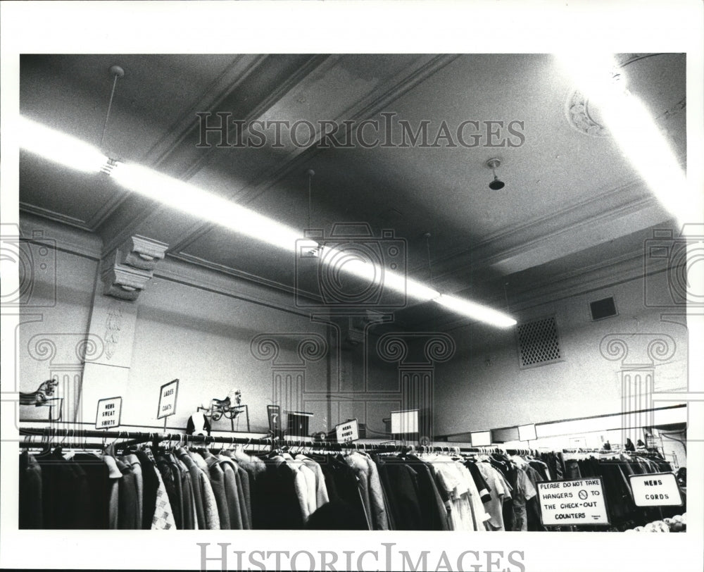 1986 Press Photo Interior of Tivoli Theater Building shows the projection booths - Historic Images