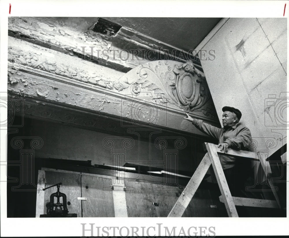 1986 Press Photo Tomy Kelly points to plasterwork of Old Tavoli Theater stage - Historic Images