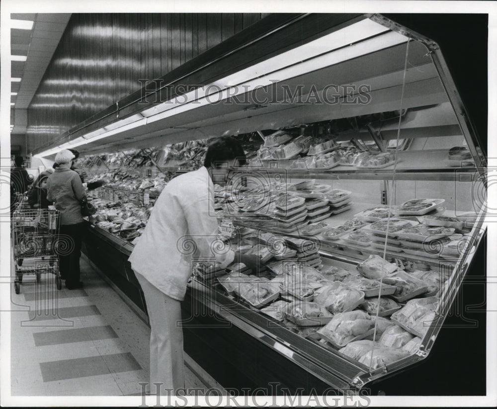 1972 Press Photo Stu Abby of Stop-N-Shop Meat Department, Brecksville.-Historic Images