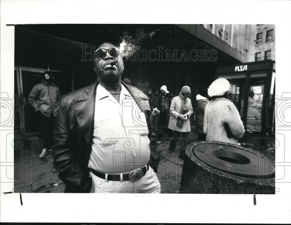 1987 Press Photo Sam Jordan in Prospect Ave to place his bets with the lottery - Historic Images