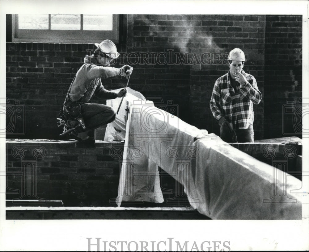 1989 Press Photo Mike Drishan & Mike Kearney workers at RP Carbon Construction - Historic Images