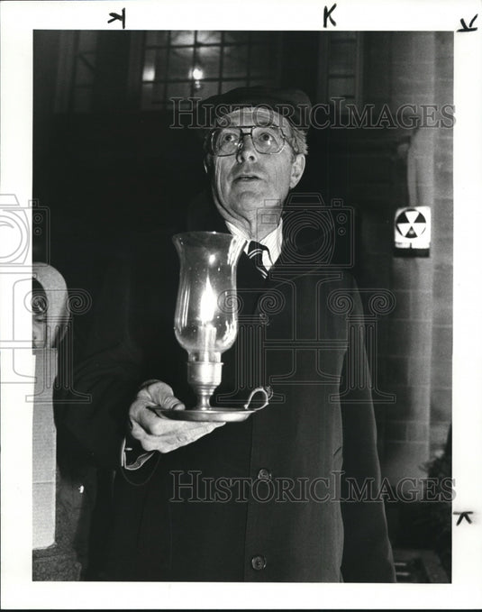 1983 Press Photo Jim Kuth holds candle during vigil at Cleveland Hts City Hall - Historic Images