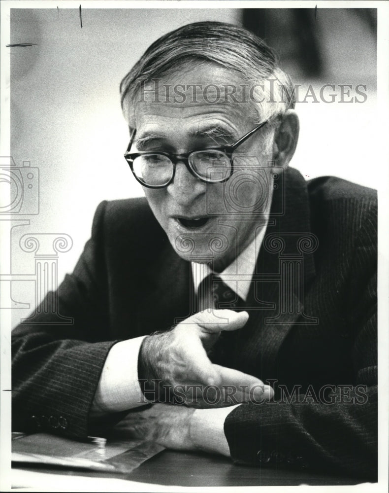 1983 Press Photo Aaron Klug, Nobel Laureate at Case Western Reserve University - Historic Images