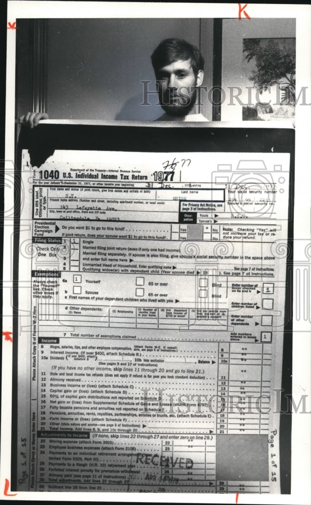 1980 Press Photo Steven T. Heise Holds Blowup of His Tax Form - Historic Images