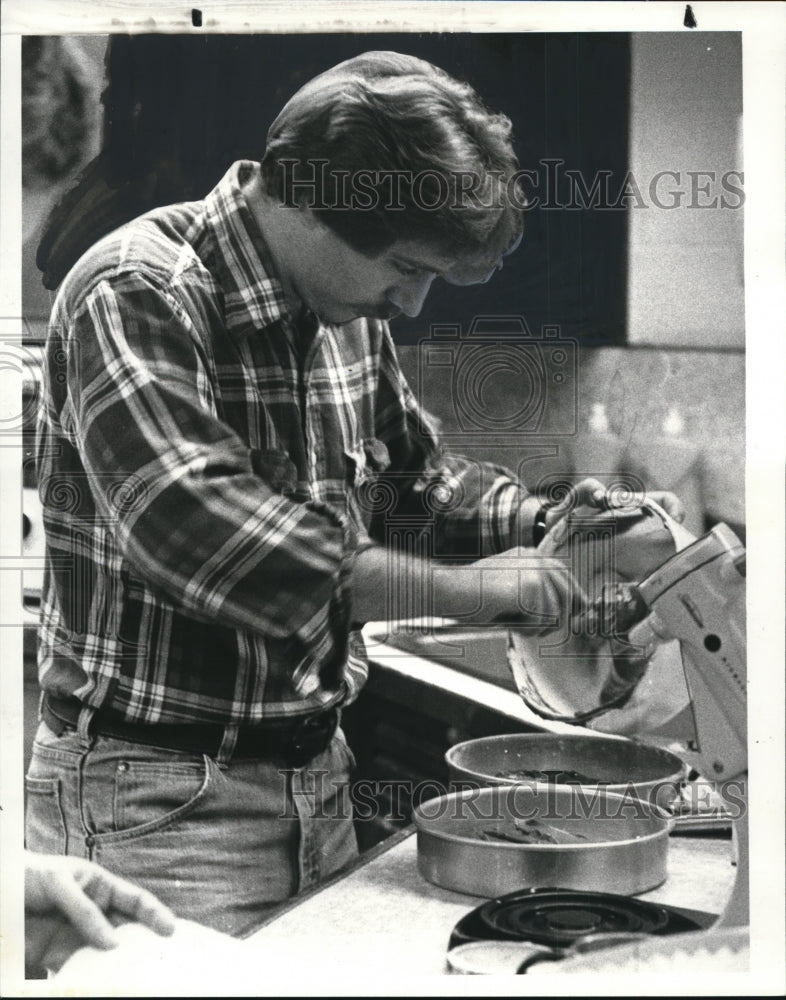 1982 Press Photo Ed Gillen at Men&#39;s cooking class - Historic Images