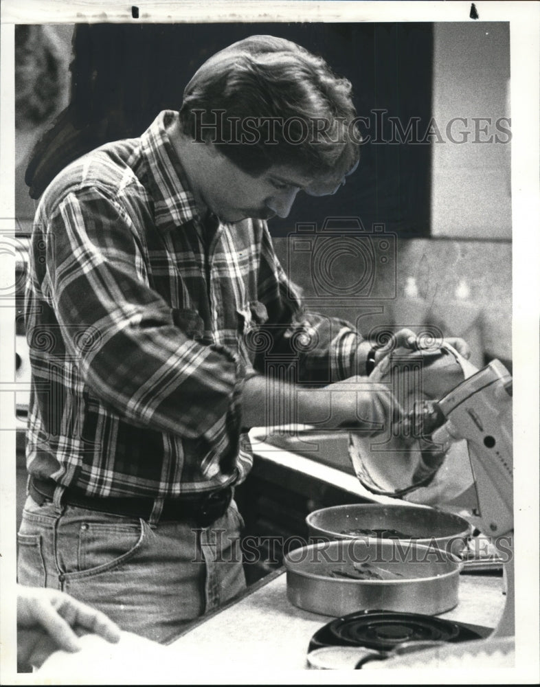 1982 Press Photo Ed Gillen at Men's cooking class - Historic Images