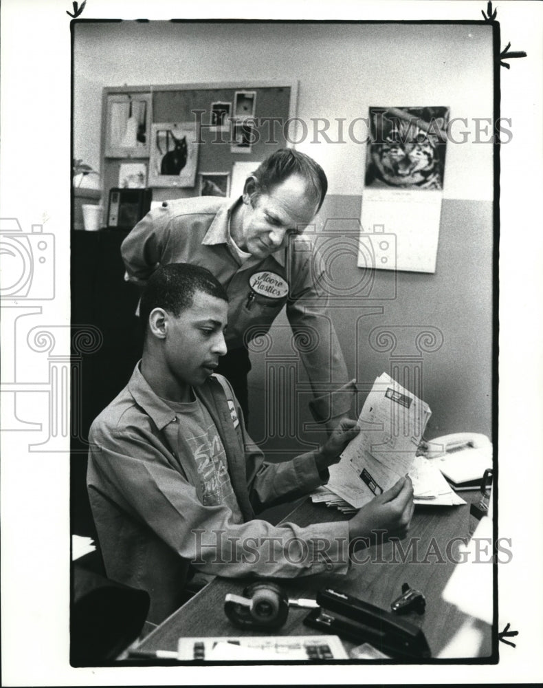 1985 Press Photo Michael Donald &amp; George W. Applebee of Youth Opportunities Unli - Historic Images