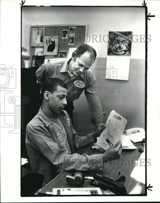1985 Press Photo Michael Donald & George W. Applebee of Youth Opportunities Unli - Historic Images