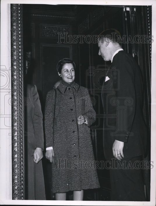 1962 Mrs Sigmund S Peak talking to William J Wallis of Terminal Twr - Historic Images