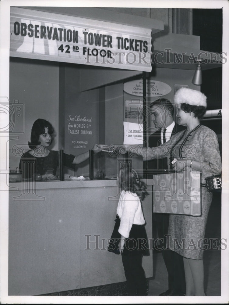 1962 Press Photo Mr &amp; Mrs Kenth Smith &amp; daughter Denise buy ticket to tower top-Historic Images