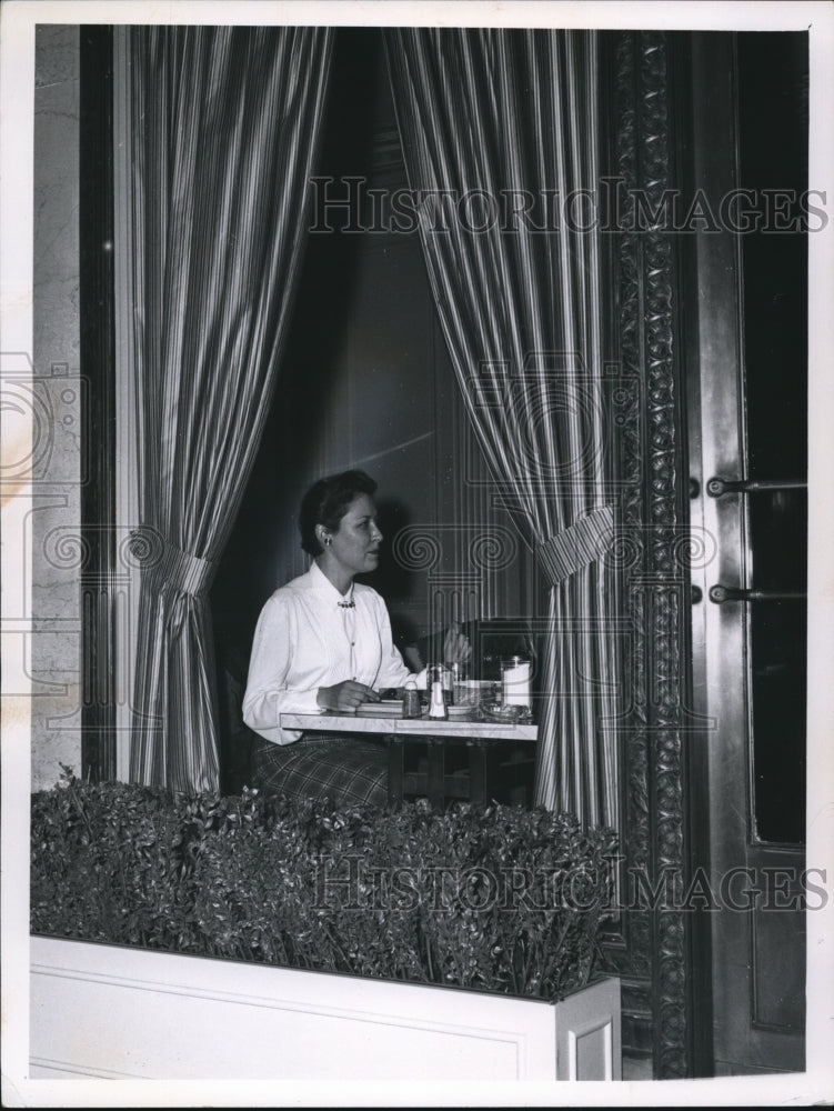 1962 Press Photo Mrs Peck in Le Petit Cafe in Terminal with air of NY feeling - Historic Images