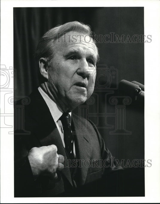 1984 Press Photo Admiral Gene R LaRocque at City Club - Historic Images