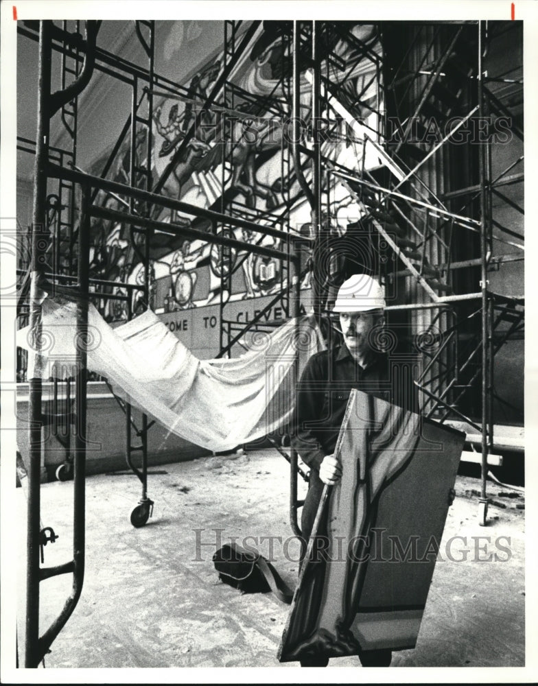 1980 Press Photo Richard Murz, whose father installed the Terminal Mural - Historic Images