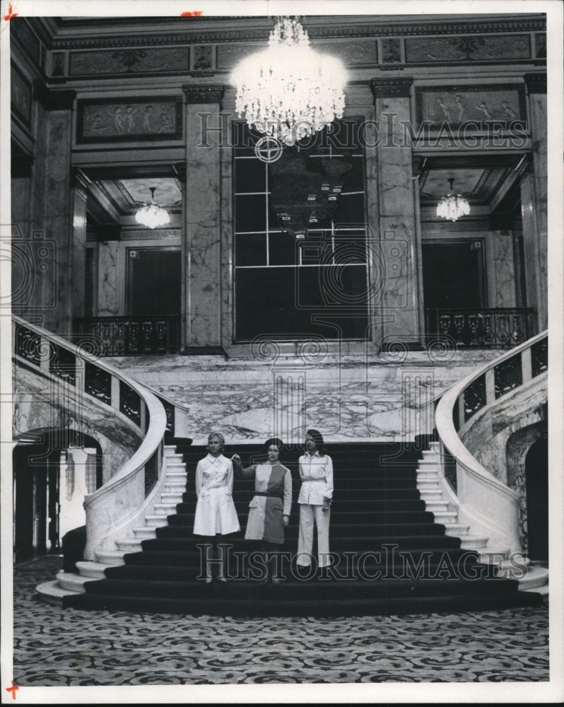 1973, Women&#39;s Board of Hiram House at the Palace Theater - cva94381 - Historic Images