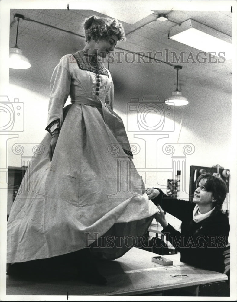 1982 Press Photo Judy Nevits & Mary Carey of the Playhouse Theater - Historic Images