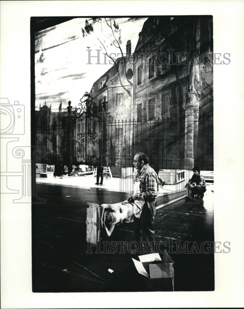 1984 Press Photo Preparing stage for opera at the State Theatre - cva94457 - Historic Images