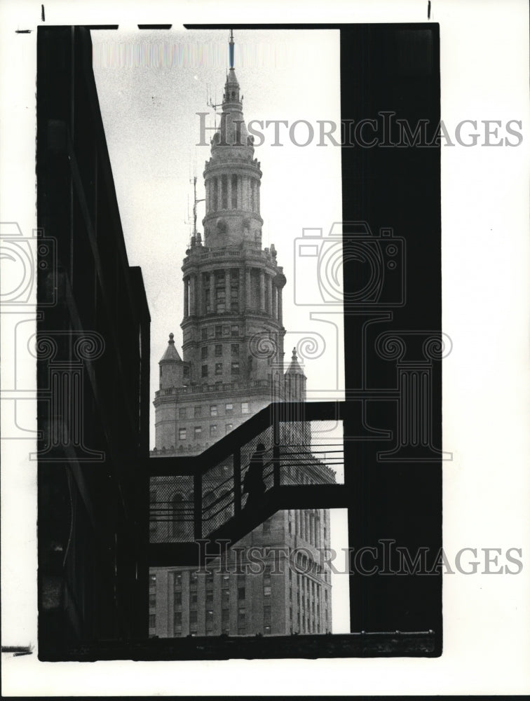 1982 Press Photo Bridge from parking garage on Prospect To building on Euclid. - Historic Images