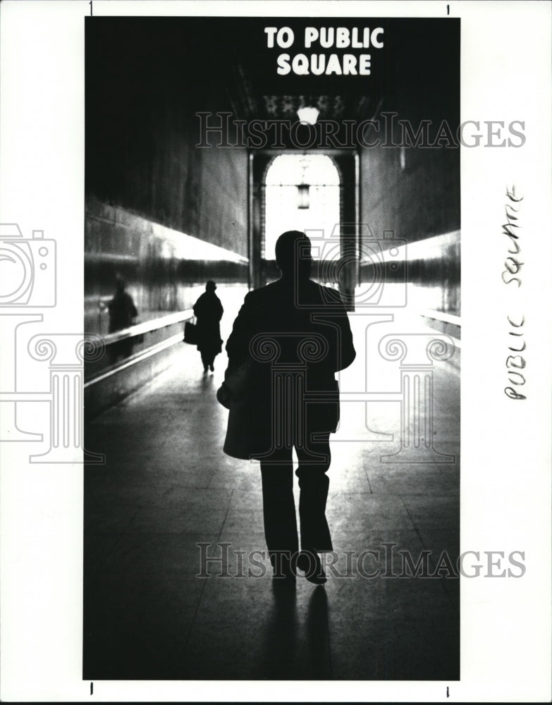 1986 Press Photo Chaplin Bill cruises the Terminal Tower for homeless people - Historic Images