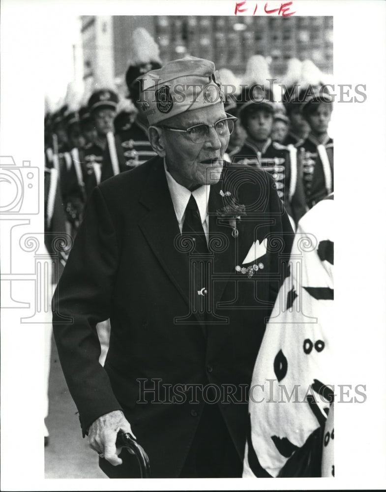 1983 Press Photo Chester Koch at Stouffer Tower City Plaza Hotel Flag Raising - Historic Images