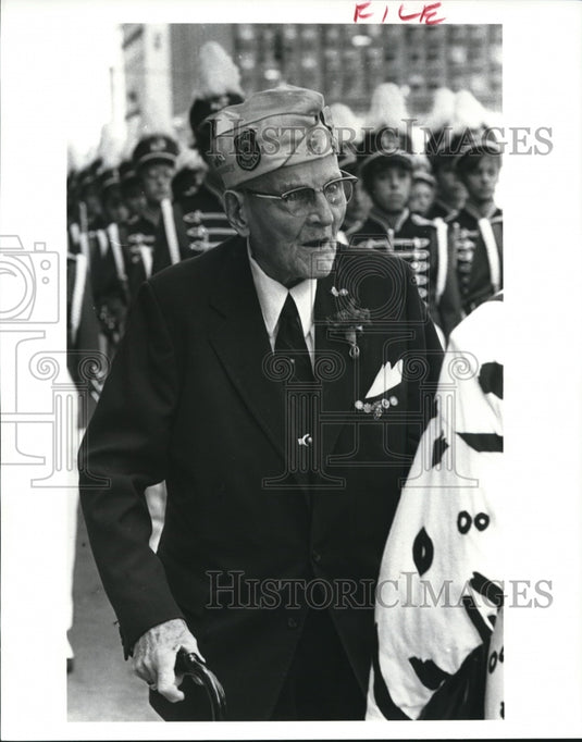 1983 Press Photo Chester Koch at Stouffer Tower City Plaza Hotel Flag Raising - Historic Images