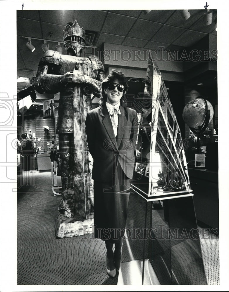 1986 Press Photo Mary Urycki at Sharper Image store in Woodmere - Historic Images