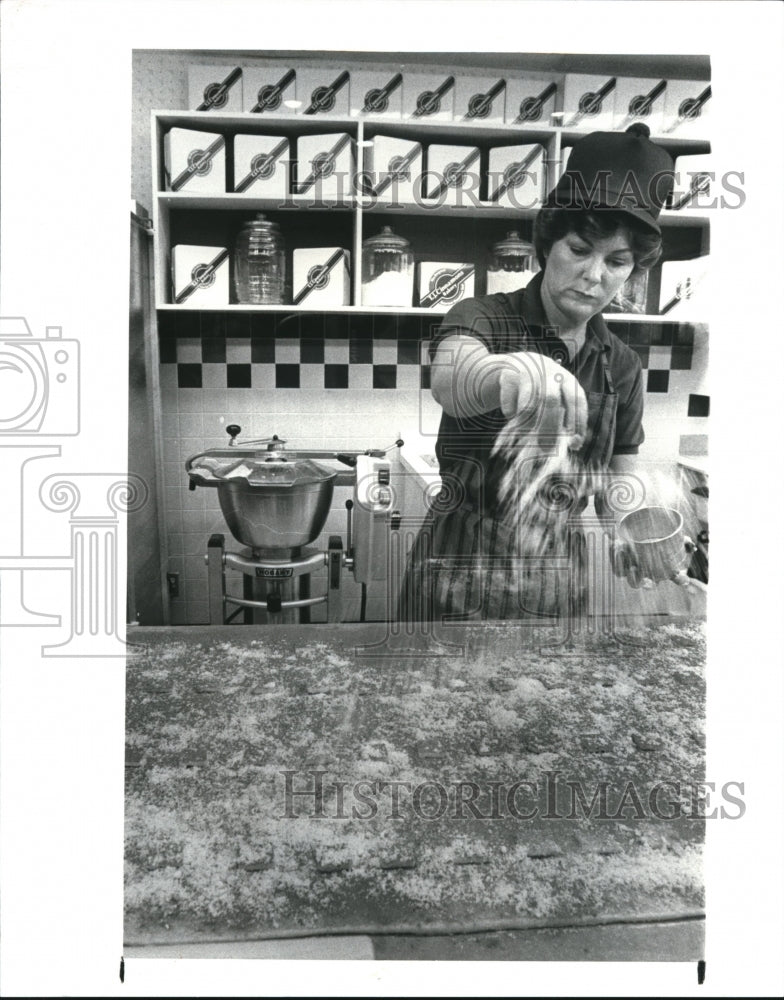 1986 Press Photo Kathy Schiller making cinnamanroll at TJ Cinnoman store - Historic Images