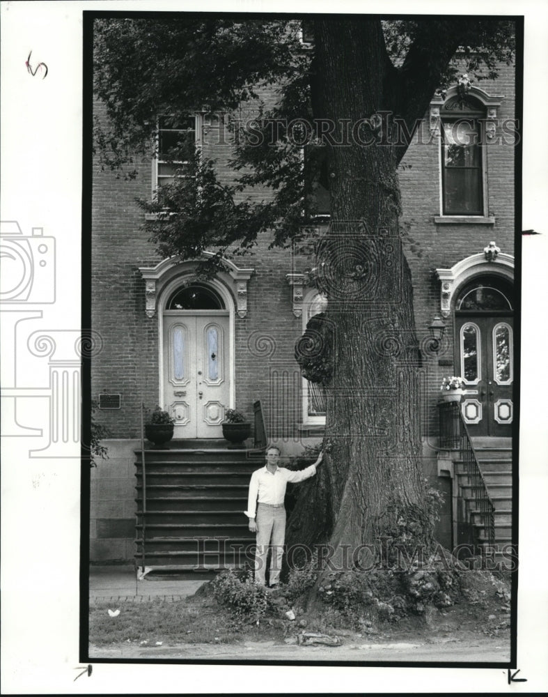 1986 Press Photo Robin Yates Standing By The Elm Tree - Historic Images