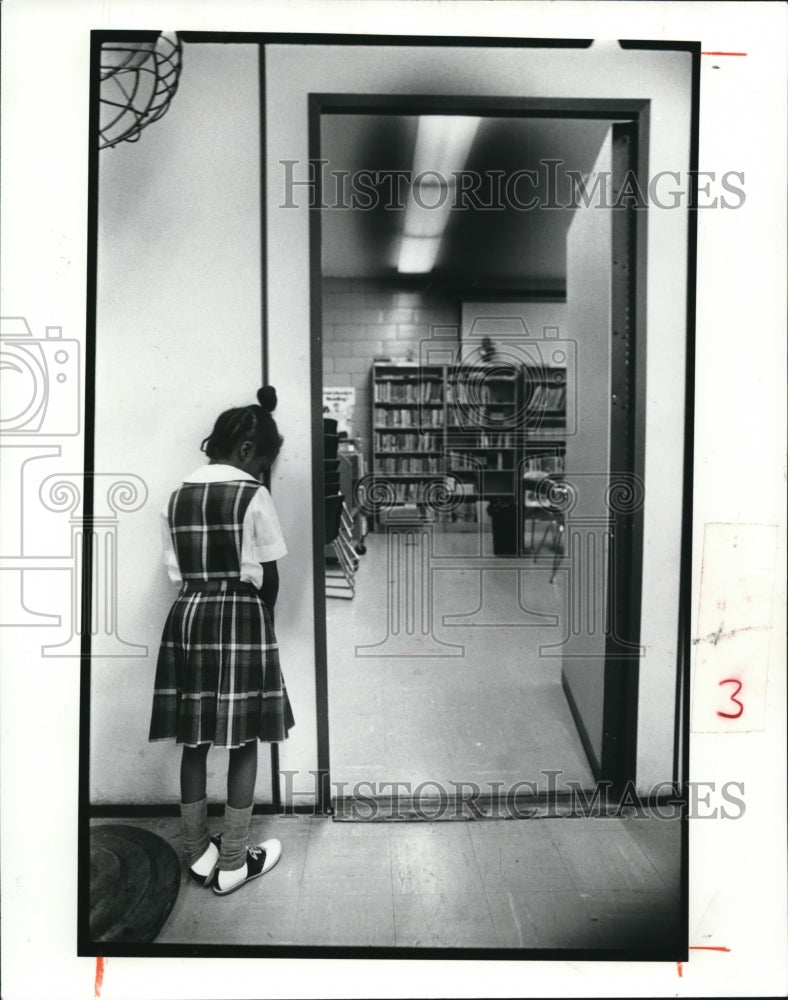 1989 Press Photo Kia Jones was isolated as she is being disciplined - Historic Images