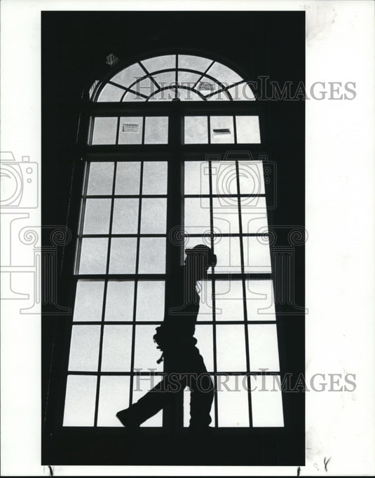 1989 Press Photo Mike Brishan strolls along one of many beams that scan - Historic Images