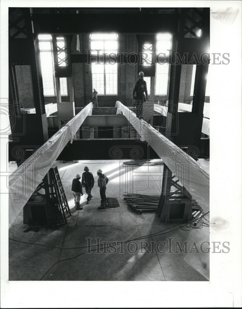 1989 Press Photo R.P. Carbon Const. crew put in place pinewood beams - Historic Images