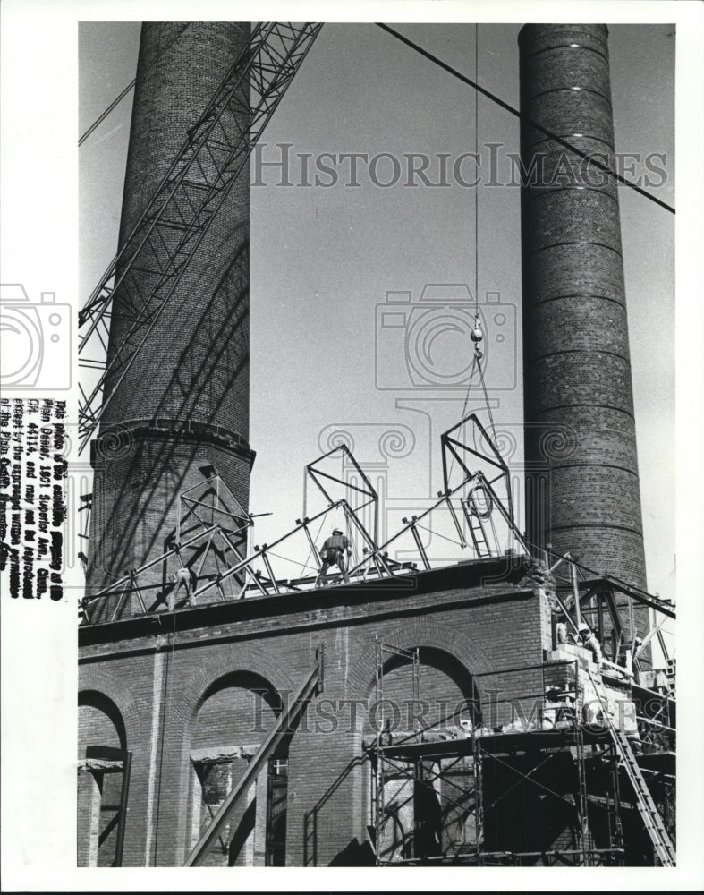 1989 Press Photo Workmen from Kilroy Structural Steel Set the Final Truss - Historic Images