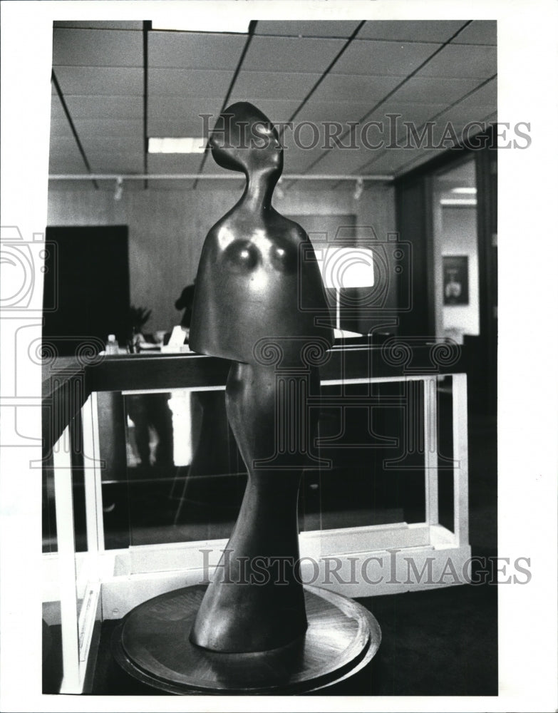 1987 Press Photo &quot;Woman&quot; by Hosteller in Cuyahoga Savings Bank at Erieview Plaza - Historic Images