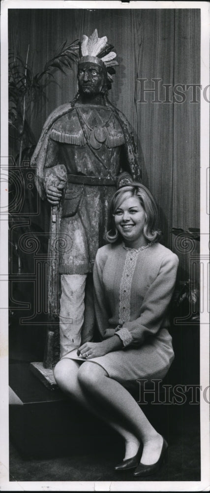 1965 Press Photo Modern sculpture in lobby of Cuyahoga Savings Assoc. Bank - Historic Images