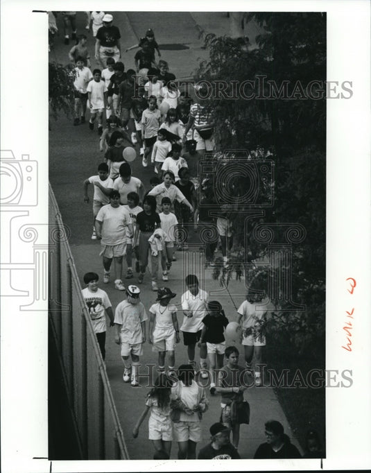 1991 Press Photo Students of Immaculate Conception participate in Health Walk - Historic Images