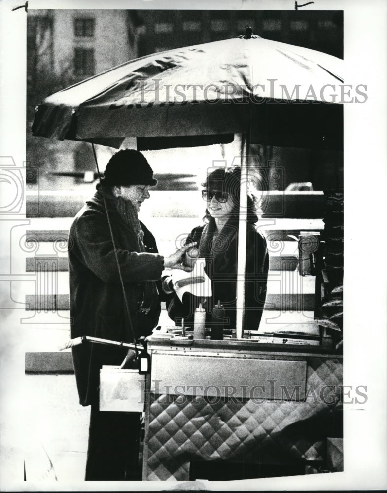 1987 Press Photo Thomas Bellinski, street vendor on the mall, prepares a hotdog - Historic Images