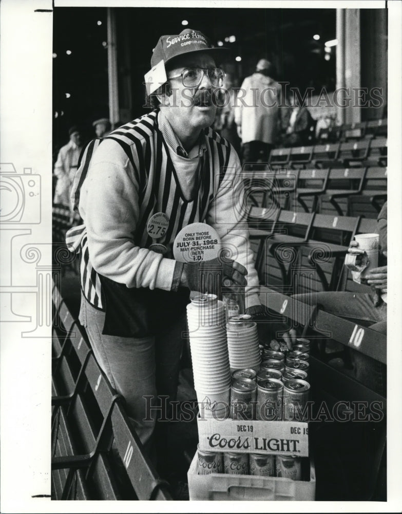 1988 Press Photo Sheldon Steauss works selling beer during a Browns game - Historic Images