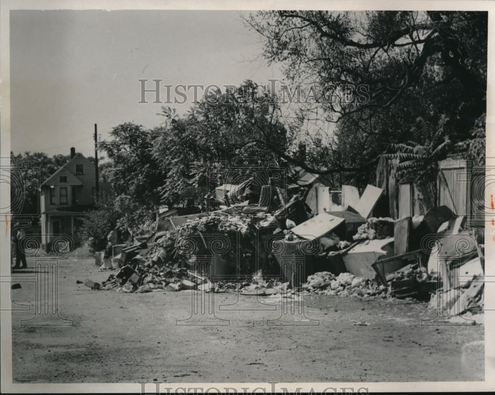 1963 Press Photo Pile of Rubbish on Bushell Court S.E blocks of the Streets.-Historic Images