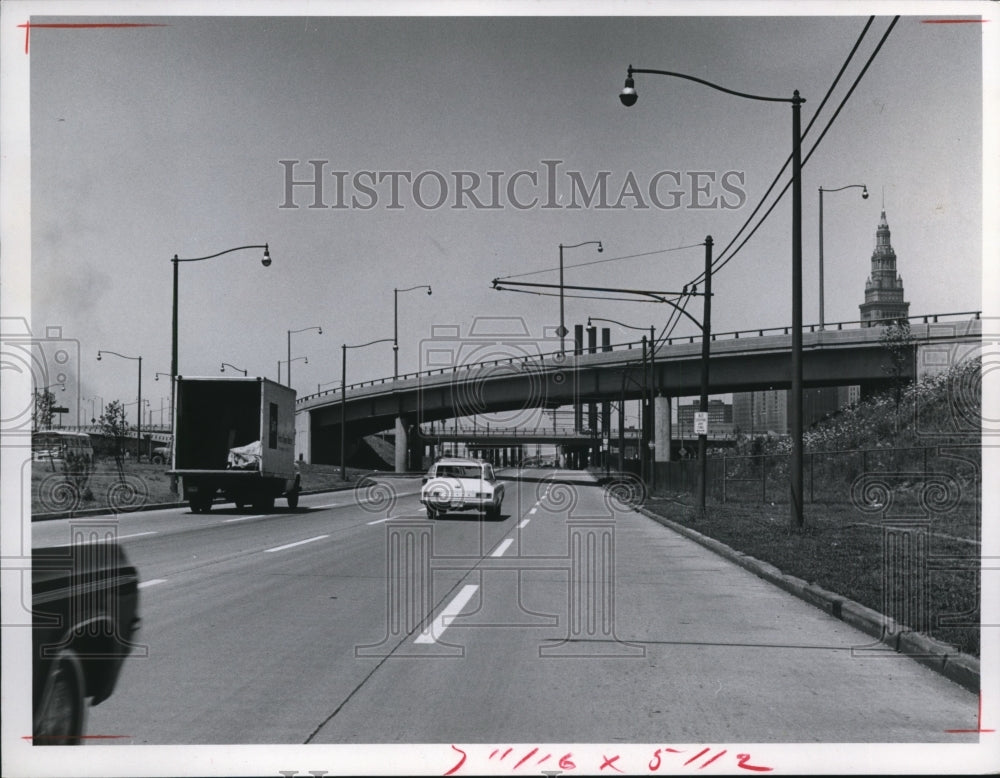 1985 Press Photo Broadway St. overpass on the Southern Edge of downtown Area. - Historic Images