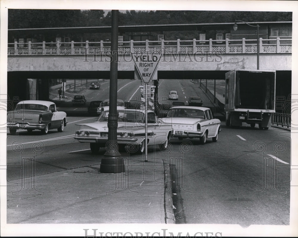 1953 Press Photo 2motorists in right with caution onto Cedar checkingnonyielders - Historic Images