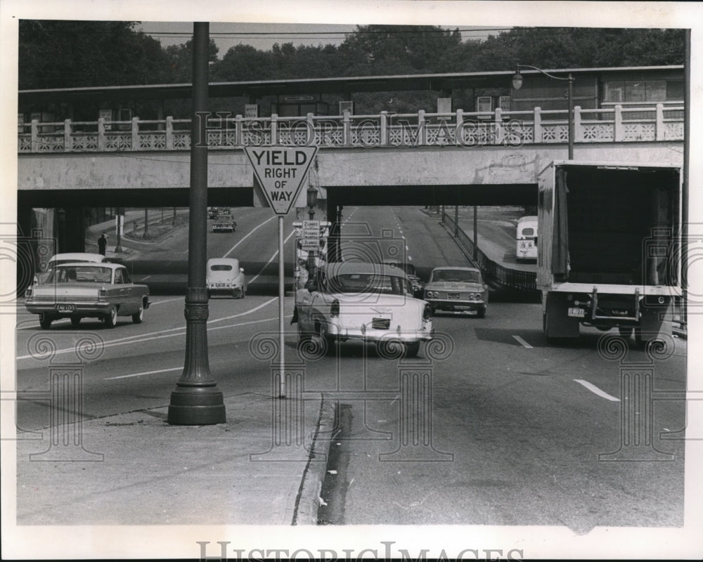 1963 Press Photo Motorist cuts overthe lane east of centerbridge pier carelessly-Historic Images