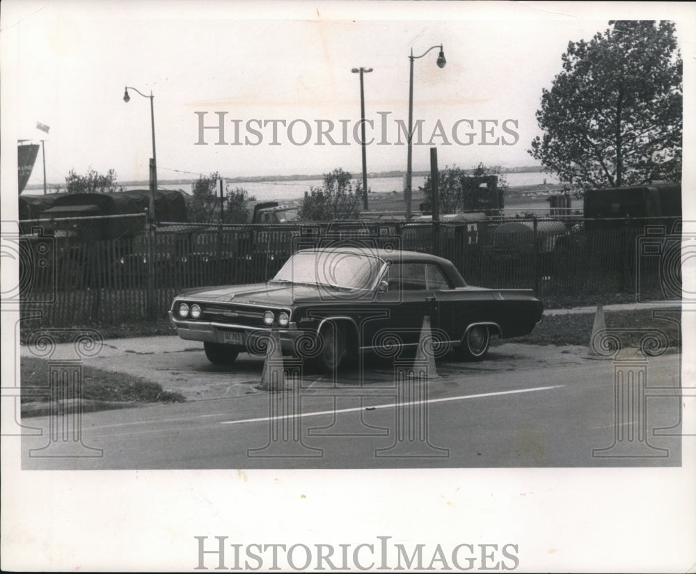 1970 Press Photo Leo C. Knight, a Cleveland division of streets worker - Historic Images