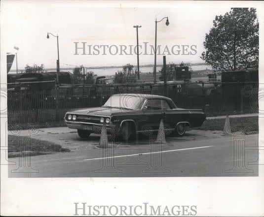 1970 Press Photo Leo C. Knight, a Cleveland division of streets worker - Historic Images
