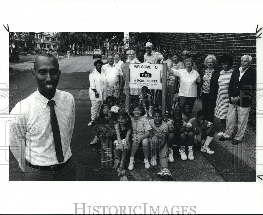 1989 Press Photo Render w/ members of St. Club on E. 128th St. w/ community sign - Historic Images