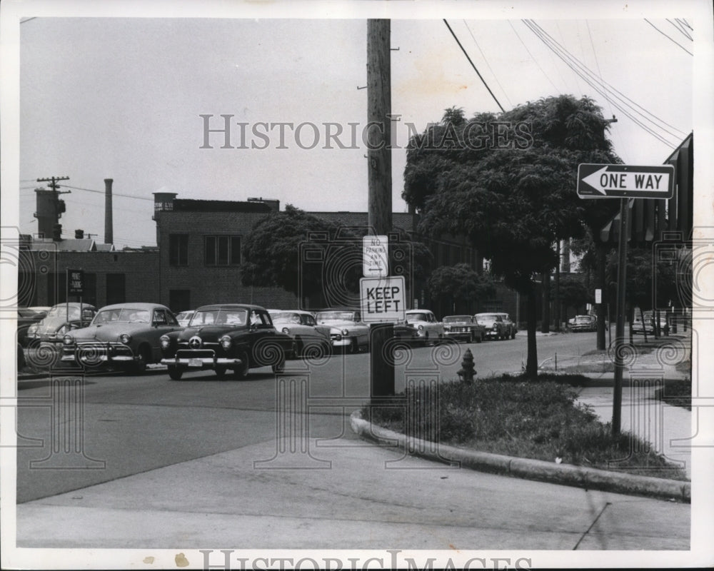 1960 Press Photo A misplaced Keep Left signsat E. 24th St Chester &amp; Payne Ave NE - Historic Images