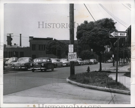 1960 Press Photo A misplaced Keep Left signsat E. 24th St Chester & Payne Ave NE - Historic Images