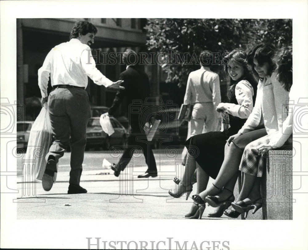 1981 Press Photo Girls and a boy at 9th and Euclid at National City Bank - Historic Images