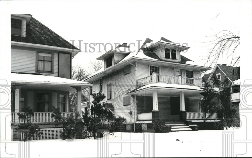 1984 Press Photo Boarded-up house at 10811 Miles sits between two well-kept ones - Historic Images